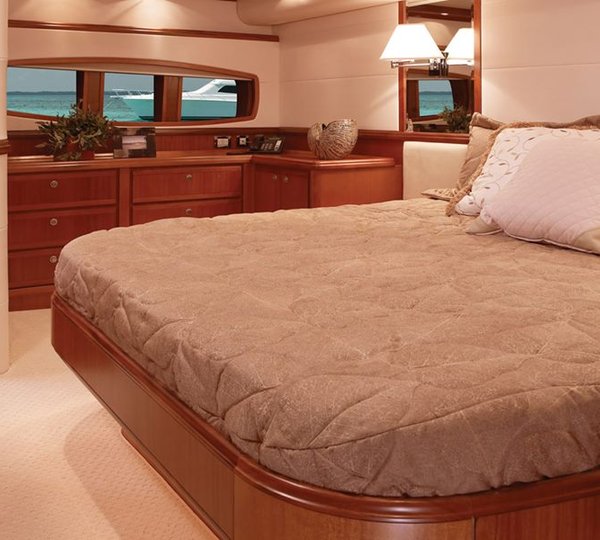 Luxury yacht Betram 70 Convertible - Cabin