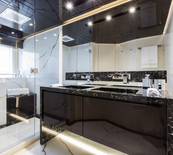 Luxury yacht Dreamline 34m - Owners Bathroom