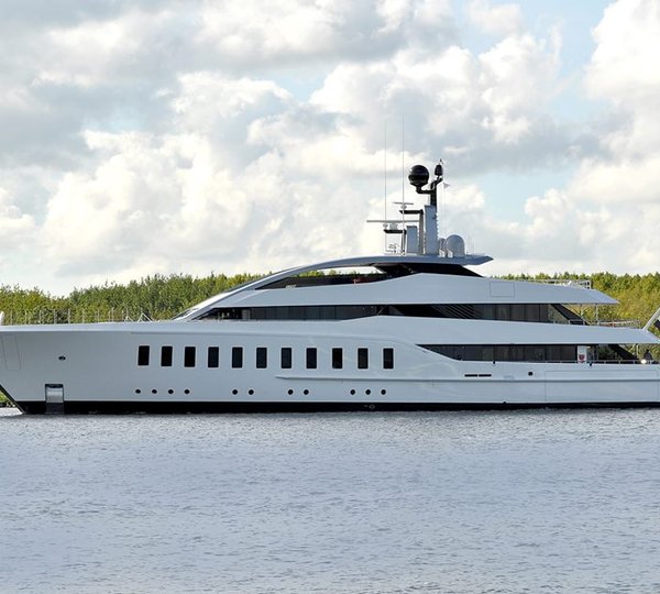 Luxury yacht HALO - side view - Photo by Jan Ramaker and Feadship Fanclub