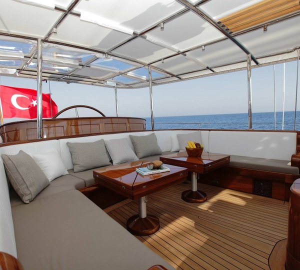 Luxury yacht In Love - Exterior