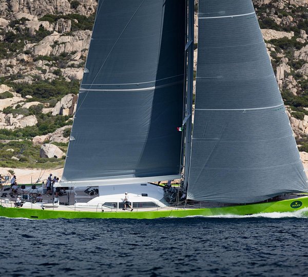Luxury yacht Inoui - side view - Photo by Carlo Baroncini