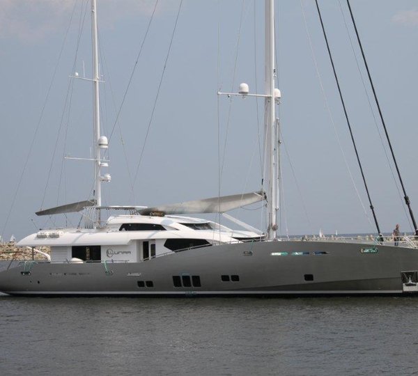 Luxury yacht Lunar - Hauling