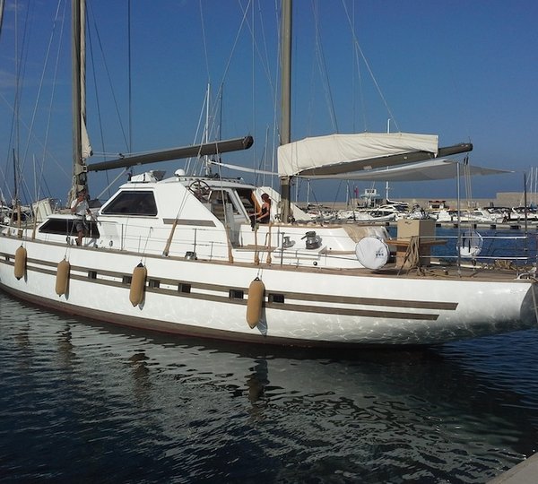 Luxury yacht MY LOTTY - side view