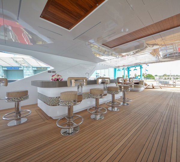 Luxury yacht Majesty 155 - Sun Deck Bar