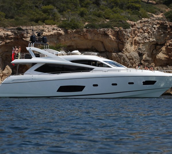 Luxury yacht Manhattan 73 - side view