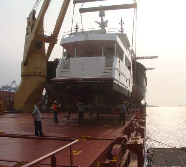 Luxury yacht Outer Reef 700