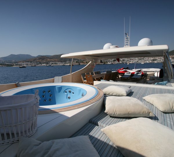 M&M - Flybridge and Spa Pool