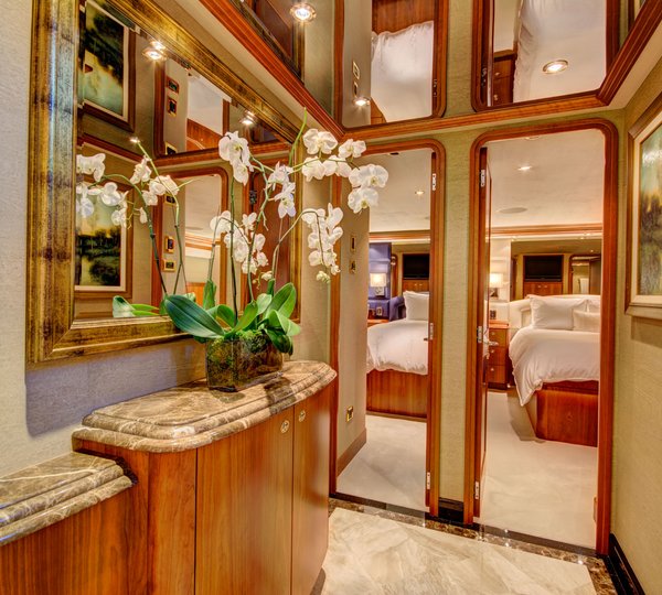 MAGGIE - Guest cabin foyer