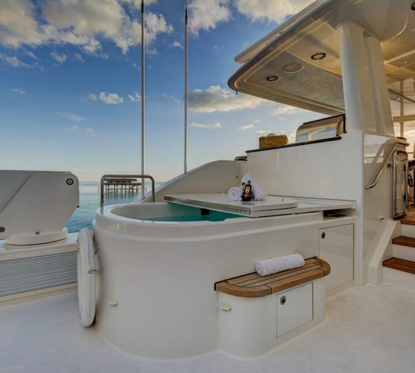 MAGGIE - Sundeck Jacuzzi