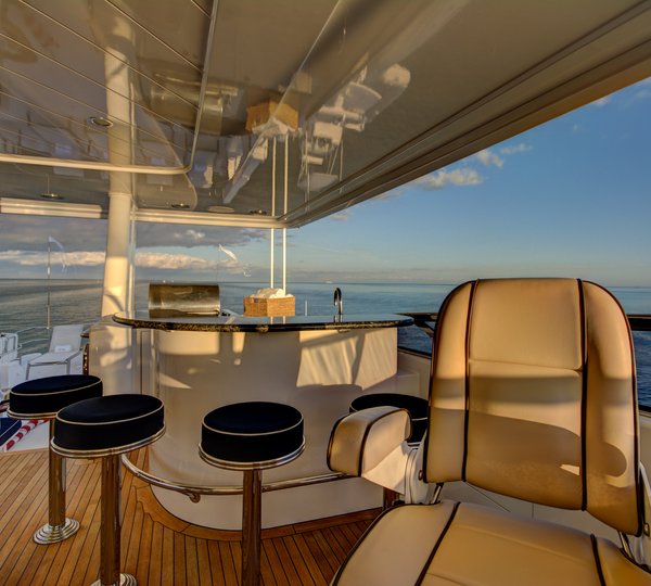 MAGGIE - Sundeck wet bar