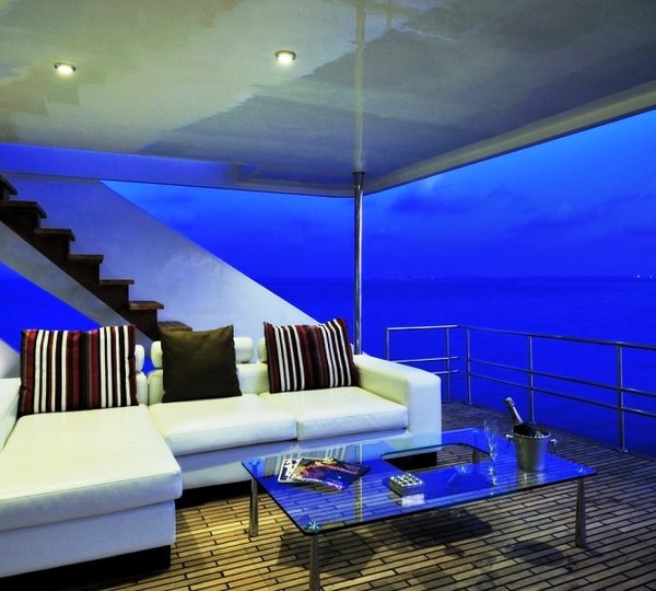 MALDIVE MOSIAQUE - Main deck out door happy hour