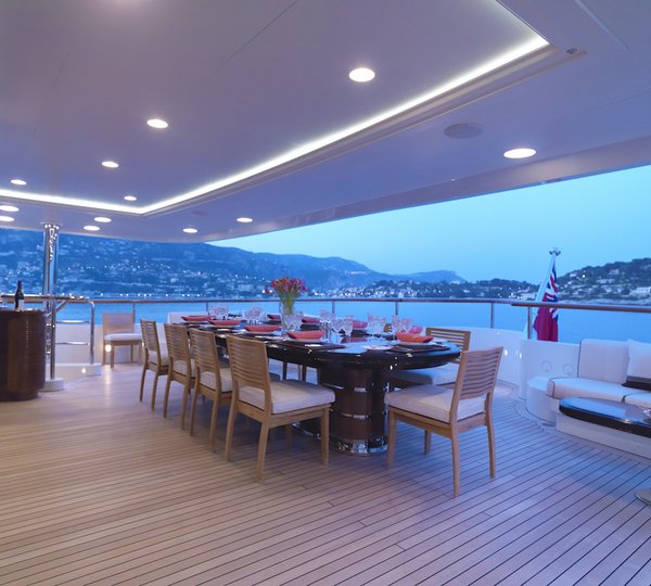 MEAMINA al resco dinner dining - Photo Benetti