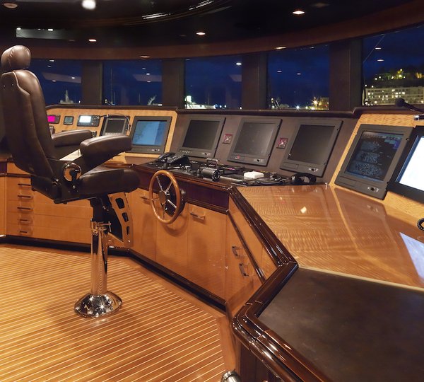 MEAMINA cockpit  - Photo Benetti