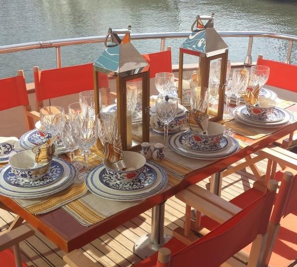 MIS MOONDANCE - Alfresco dining aft deck
