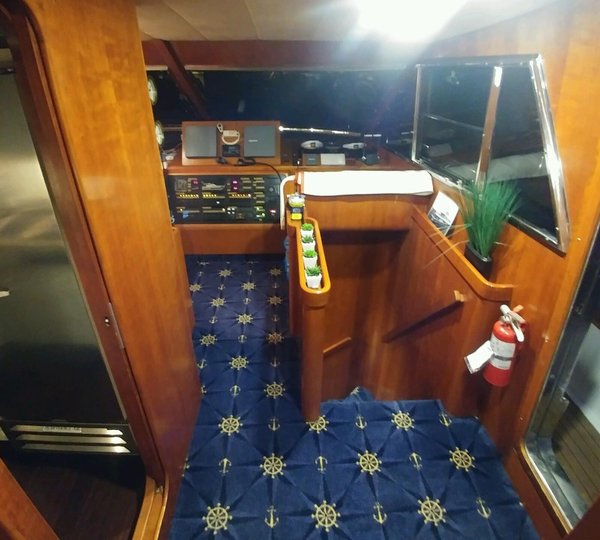 MIS MOONDANCE - Foyer to bridge and dining