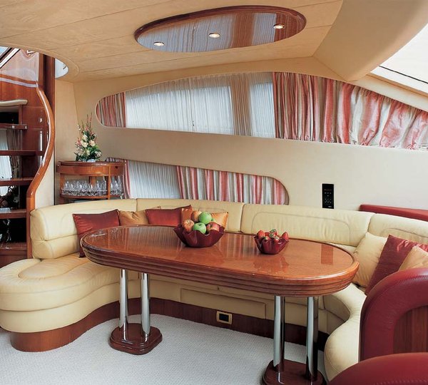 MOTOR YACHT IRIS - Formal dining