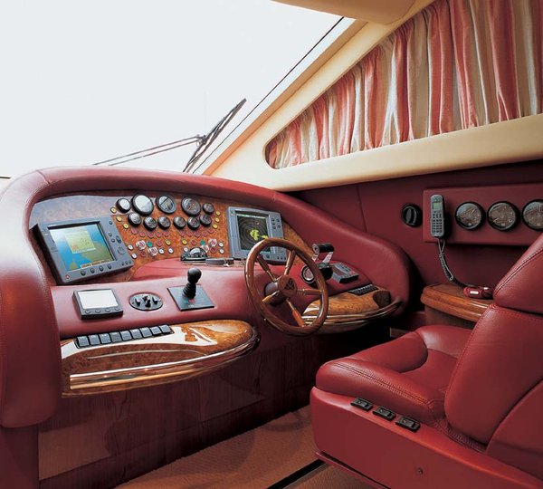 MOTOR YACHT IRIS - Helm station