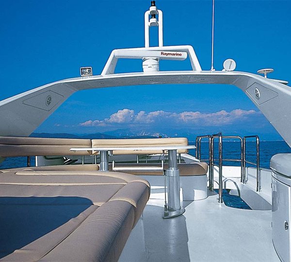 MOTOR YACHT IRIS - Sundeck