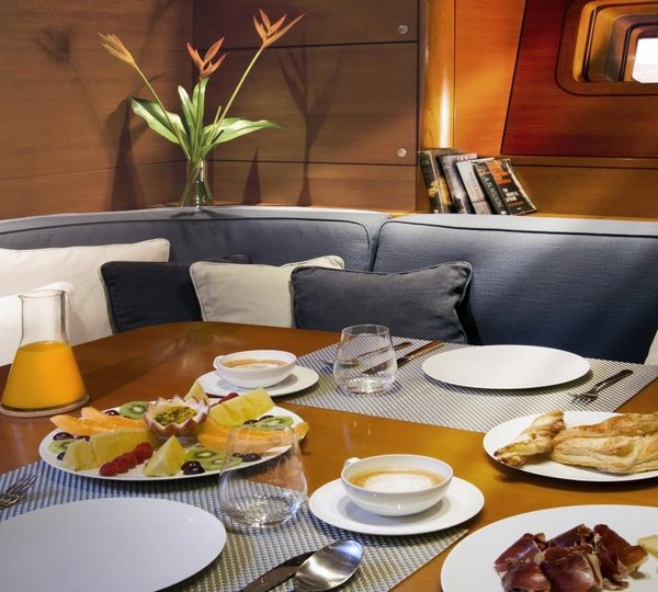 MUZUNI - Dining detail