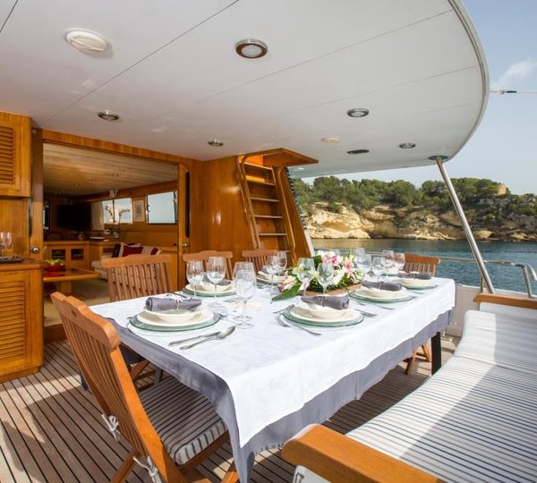 MY ACE SIX - Aft deck dining