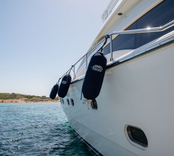 MY ANANAS - Anchored on charter