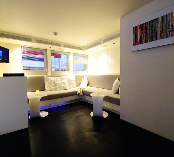 MY BERZINC - Upper deck lounge