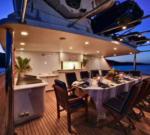 Upper deck alfresco dining