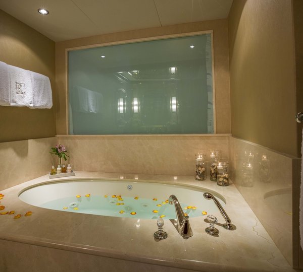 MY FAR FROM IT - Master tub