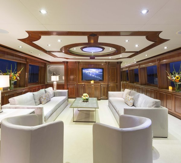 MY FAR FROM IT - Salon view