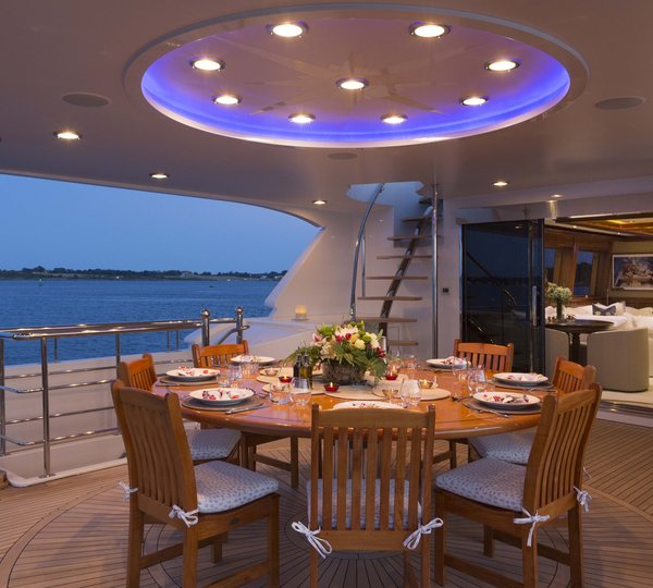 MY FAR FROM IT - Skylounge deck