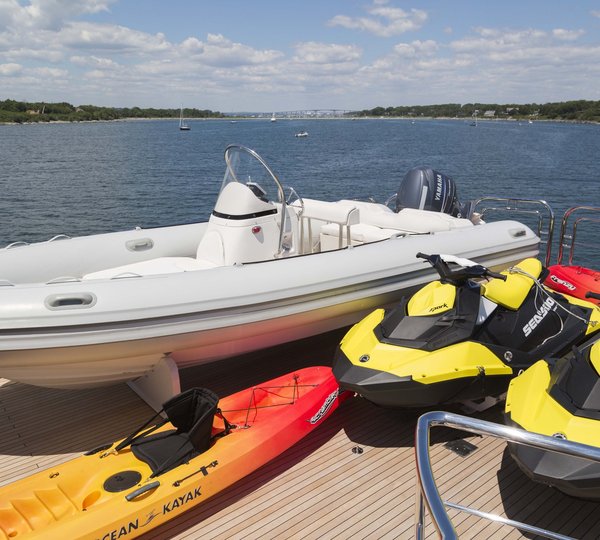 MY FAR FROM IT - Tender and toys