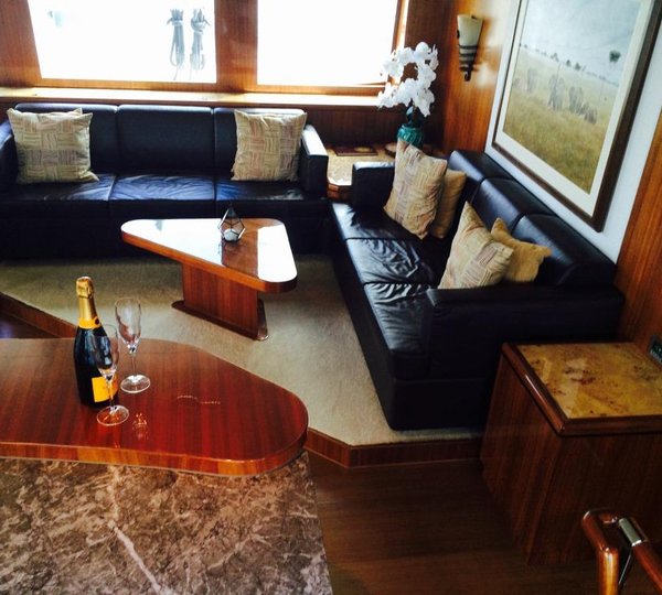 MY FIRST A FENCE - Leather sofa