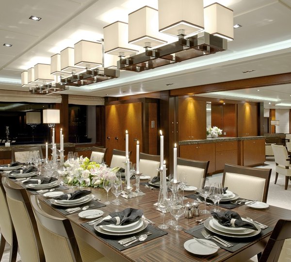 MY HUNTRESS - Formal dining