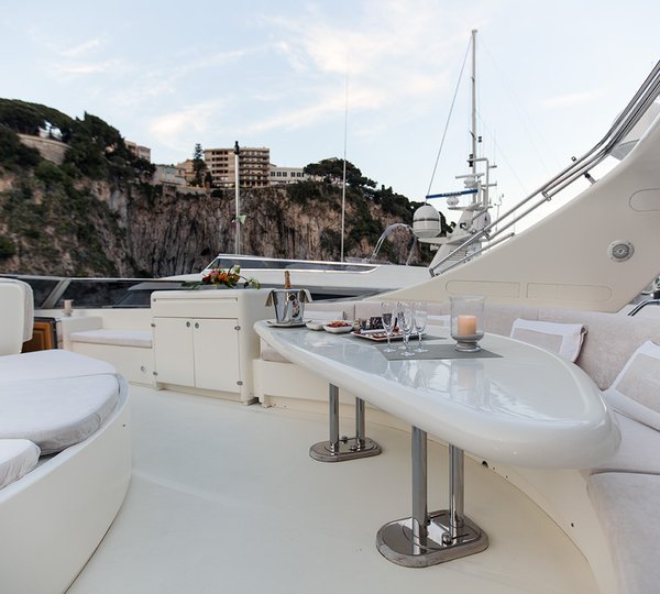 MY LEONIDA - Flybridge dining