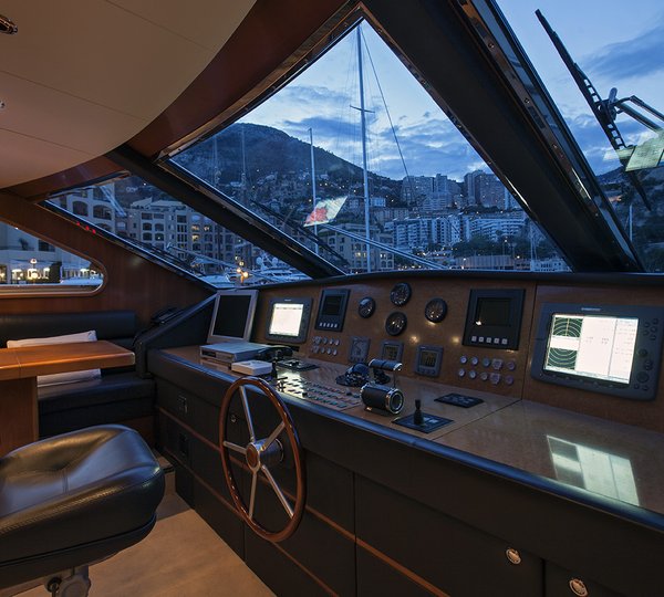 MY LEONIDA - Pilot house