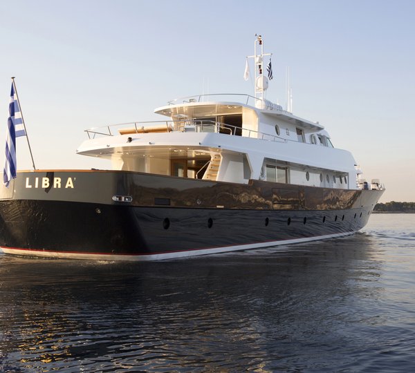 MY LIBRA Y- Stern view