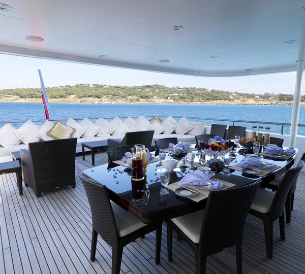 MY LITTLE VIOLET - Bridge deck dining