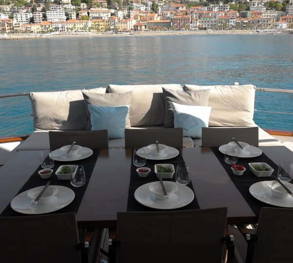 MY MOONRAKER - Alfresco dining