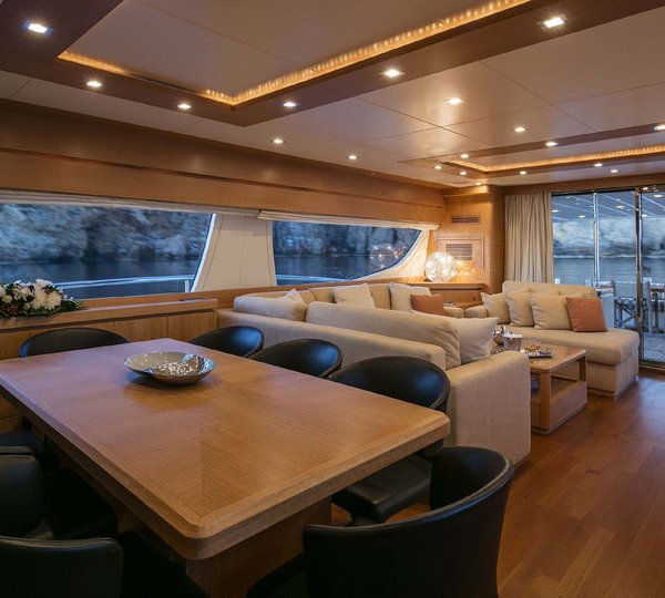 MY MYTHOS - Dining and salon