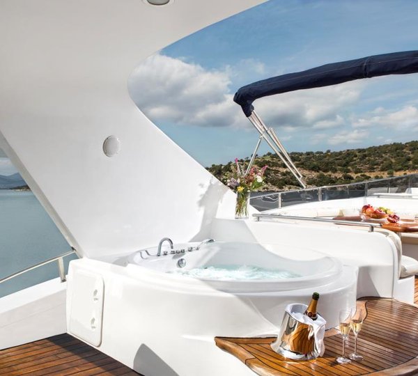 MY NITTA V - Sundeck Jacuzzi