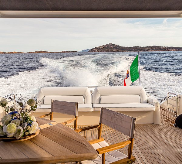 MY OCTAVIA - Aft deck