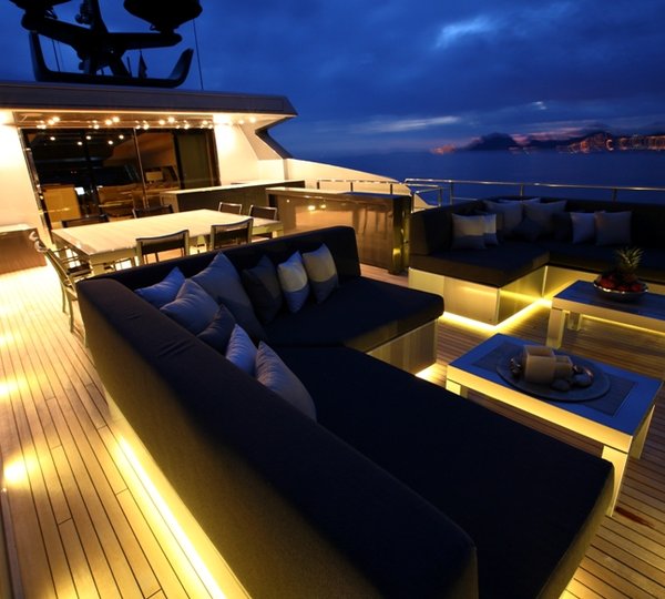 MY ONYX -  Flybridge at Night