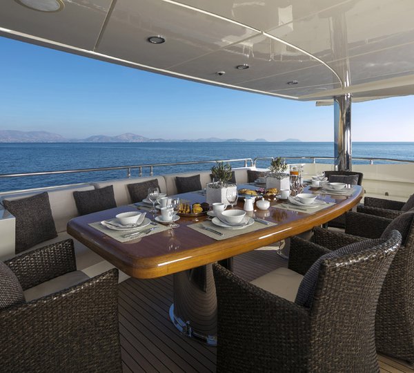 MY RINI V - Aft deck dining
