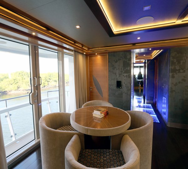 MY SERENITY 133 - Skylounge table