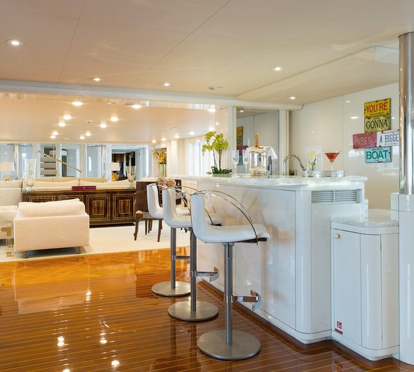 MY SHES A 10 - Wet bar