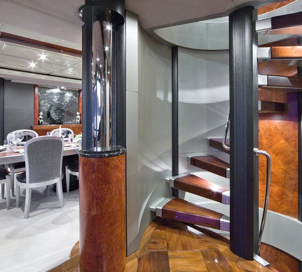 MY SILVER DREAM - Central stairs