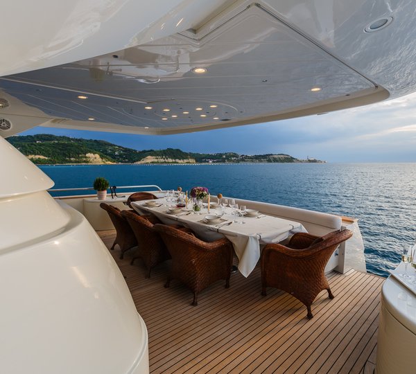 MY VELLMARI -  Aft deck