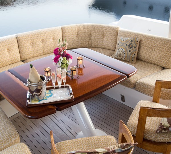 MY WENDY 1 - Aft deck alfresco dining