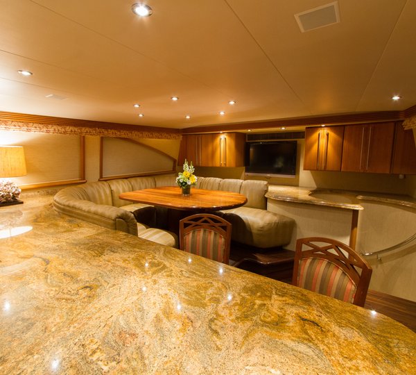 MY WENDY 1 - Country galley and seating
