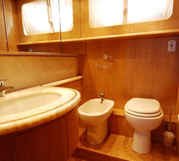Mablu - Twin Cabin Bathroom